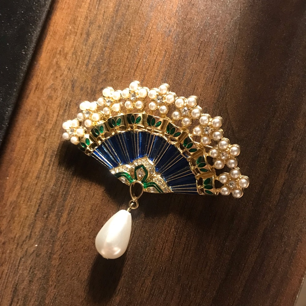 Vintage fan pearl brooch